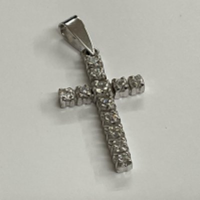18ct white gold diamond cross pendant. 12diamonds, 0.90ct, 2.66g. Postage category A.