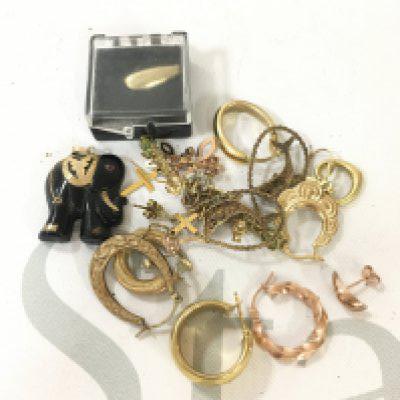 A collection of 9ct gold and yellow metal earrings. Approx weight 15.3 grams.