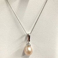 A 9ct white gold and pearl pendant and chain. (A)