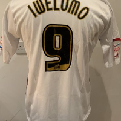 Burnley 2010 - 2011 Match Worn Football Shirt: White short sleeve shirt with NPower League badges to sleeves. Iwelumo 9 to rear. Shirt is unwashed. 