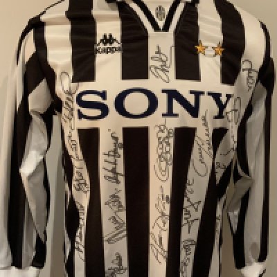 Juventus 1995 - 1996 Signed Replica Shirt: Signed to front by the Juventus squad. Juventus were Champions League and Supercup winners this season. 