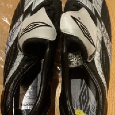 Everton Match Issued Cahill Signed Football Boots: Umbro pair of boots signed by player. Issued to Cahill but possibly not worn as like new. 