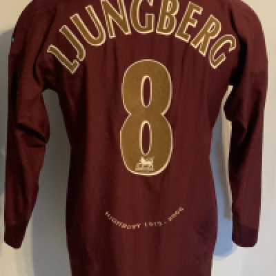 Arsenal 2005 - 2006 Home Match Worn Football Shirt: Redcurrant long sleeve  Nike shirt with Premier League badging to sleeves. Ljungberg 8 to rear. Worn in last season at Highbury. 