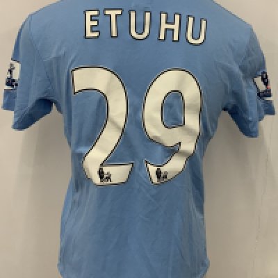 Manchester City 2009 - 2010 Etuhu Match Issued Football Shirt: Blue short sleeve Umbro shirt from 1st season of Etihad Sponsorship. Premier League badging to sleeve and Etuhu 29 to rear. Please note in August 2009 he was transferred on loan to Cardiff and never got to play in this season for City.