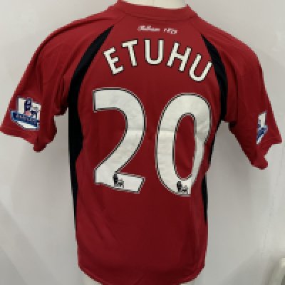 Fulham 2009 - 2010 Match Worn Football Shirt: Red short sleeve LG sponsored with Premier League badging to arms. Number 20 Etuhu to rear. 
