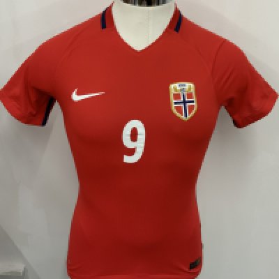 Norway  2016 Match Prepared Football Shirt: Red short sleeve  shirt with number 9 to rear and front. 