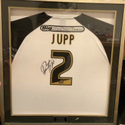 Southend 2005  - 2006  Match Issued Framed Signed Football Shirt: Jupp 2 to rear and signed by the player. Frame measures approximately 32 inches by 30 inches.  Not for posting. 