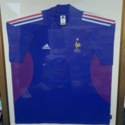 France + Arsenal 2002 Signed Framed Football Shirt: Blue France shirt signed to front by 4 Arsenal players including Henry and Pires. Frame measures approximately 39 inches by 33 inches. Not for posting. 