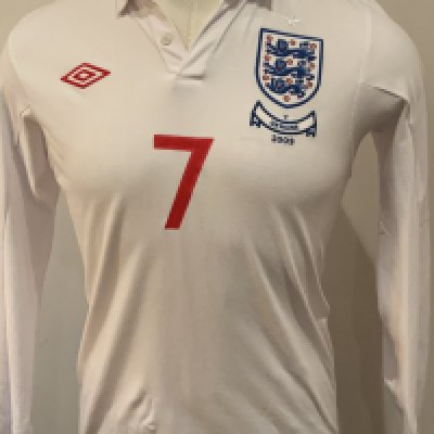 England 2009 Match Worn Football Shirt: White long sleeve shirt with Lennon 7 to rear. Worn in the match v Ukraine on 1 April 2009. World Cup Qualifier. Player has signed to the rear.
