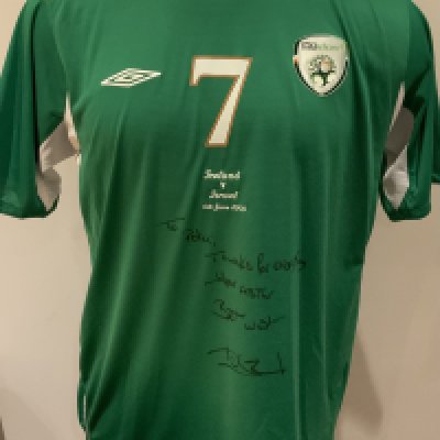 Republic of Ireland 2005 Match Worn Football Shirt: Green short sleeve shirt with number 7 to rear. Worn by Andy Reid v Israel on 4 June 2005. Shirt is signed by the player to the front with dedication. 