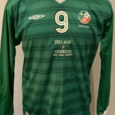 Republic of Ireland 2003 Match Worn Football Shirt: Green long sleeve shirt with number 9 to rear. Worn by Gary Doherty v Georgia on 11 June 2003. Shirt is signed by the player to the front with dedication. 