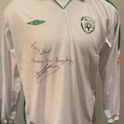 Republic of Ireland Football Shirt: White long sleeve shirt. Number 4 and signed to front with dedication by Stephen Kelly. Not believed to be match worn but given by Kelly to our source. 
