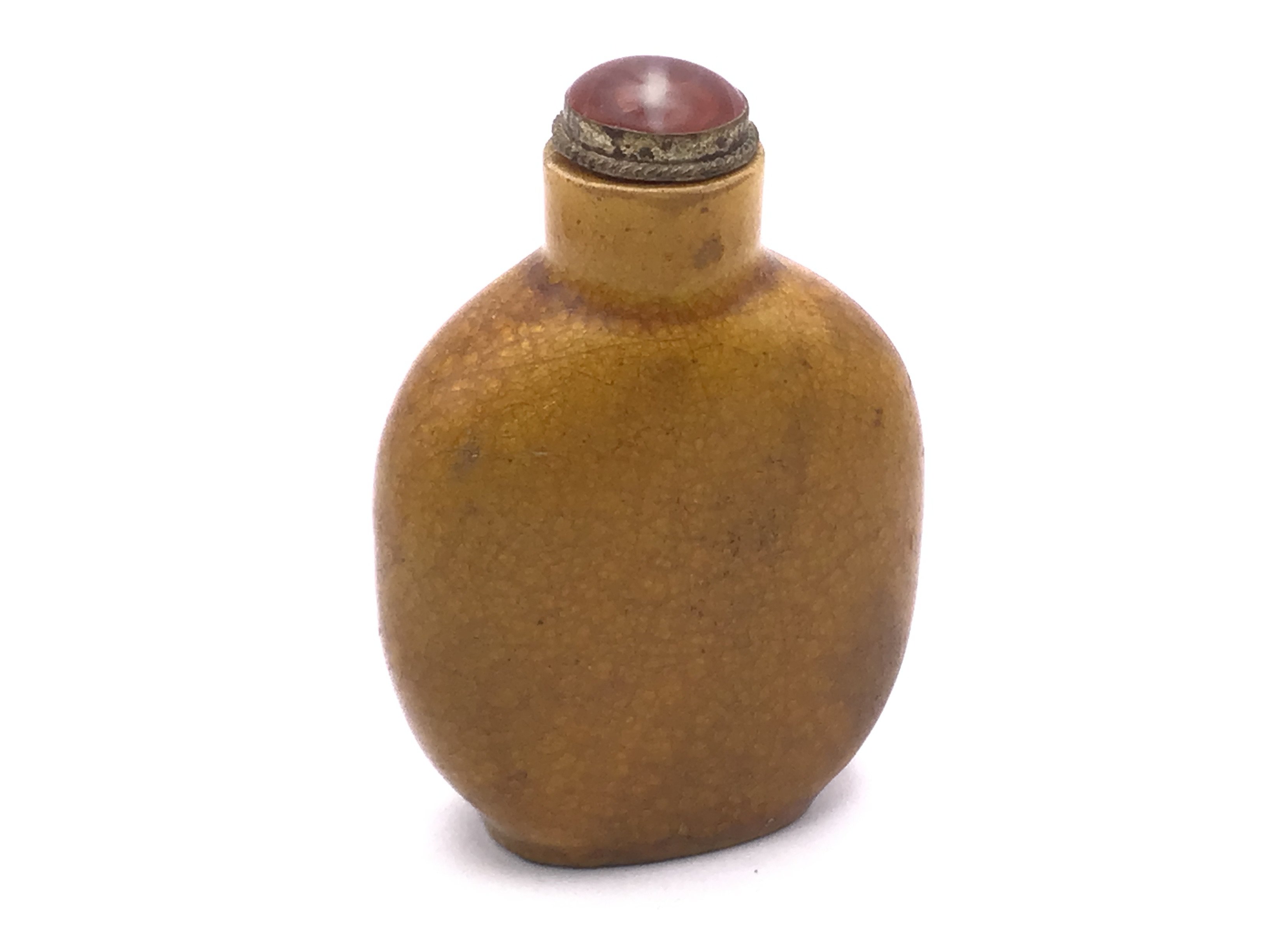 A Chinese yellow crackle glazed snuff bottle with 3 character signature to the base, 6.4cm.
