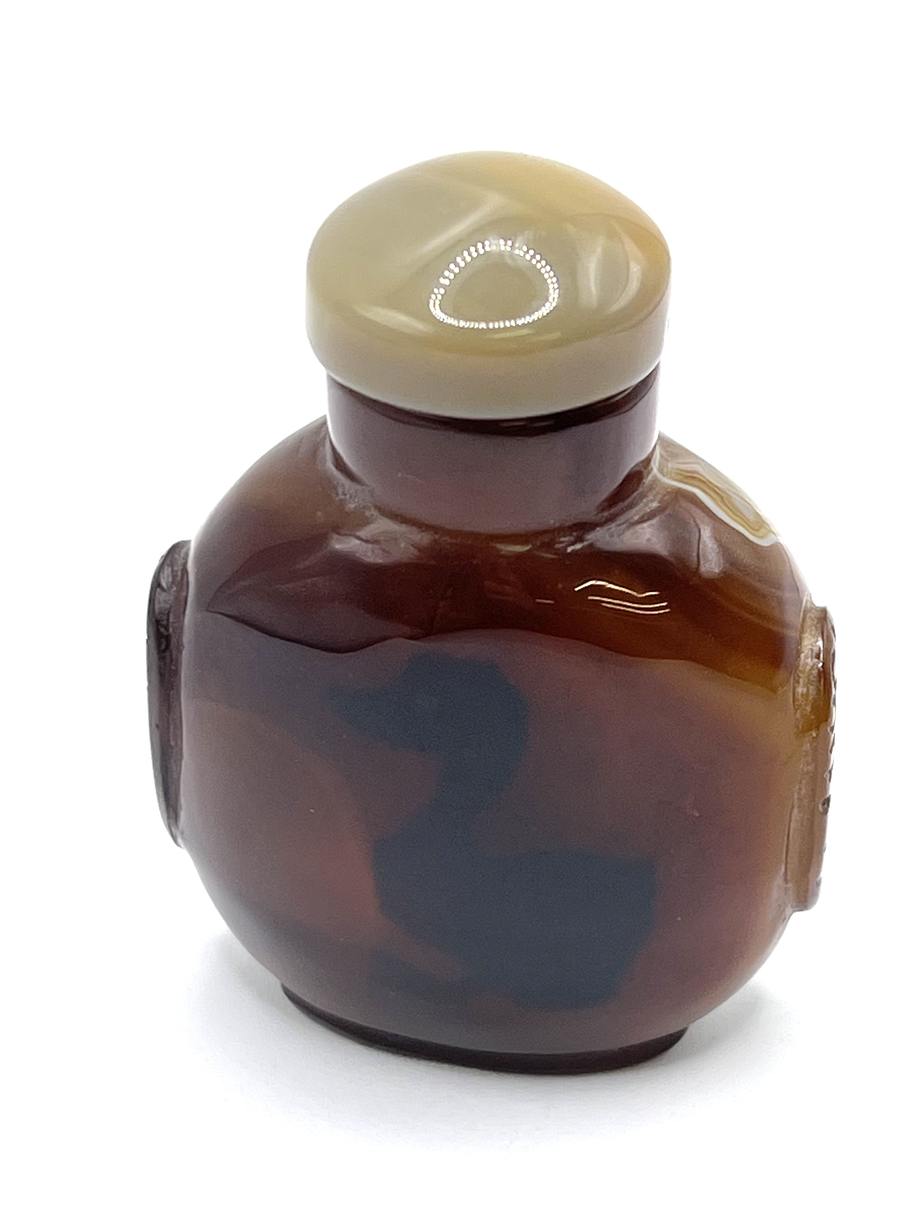 An unusual polished agate bottle with a natural silhouette decoration in the form of a duck. Height, 7cm.