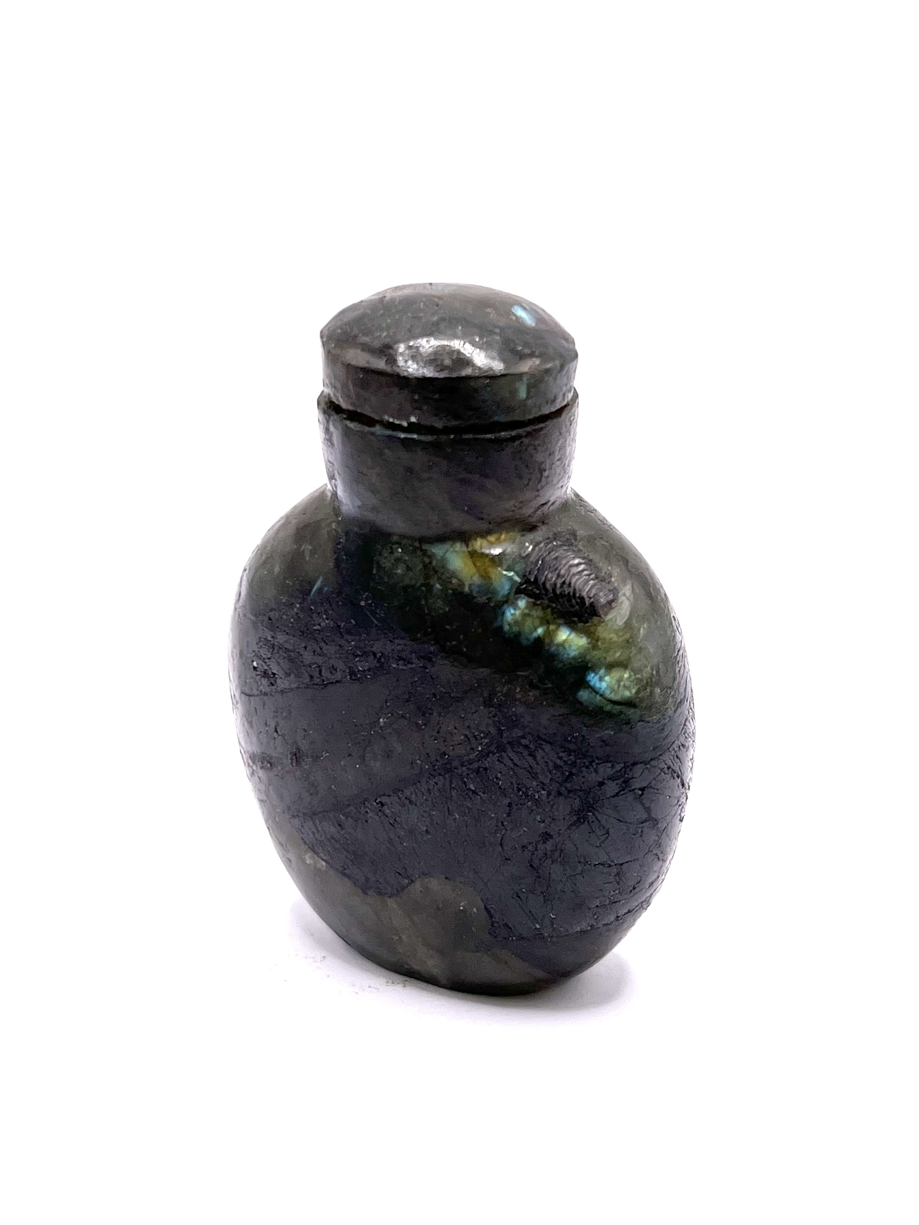A polished labradorite snuff bottle with matching stopper, 6.5cm.
