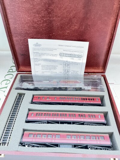 a Boxed Bachmann 00 Gauge Midland Compound 4-4-0 Locomotive, With 3 Coaches In Wooden Case. No Reserve.