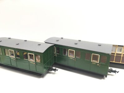 3 Boxes Containing 0 Gauge Coaches And Controllers.