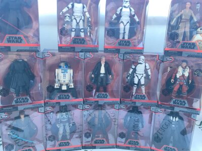A Collection Of Boxed Star Wars Elite Series Diecast Figures. 14 In Total. And Star Wars Trading Cards.