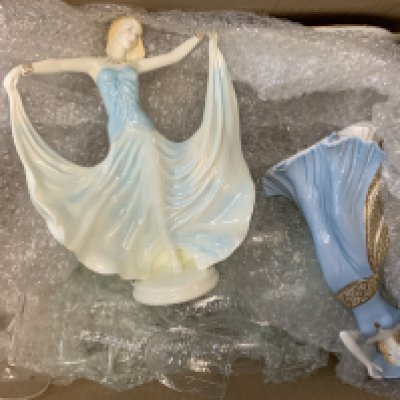 A mixed lot of porcelain and glassware to include 2 collectors figures, 2 St Louis crystal glass candlesticks etc.