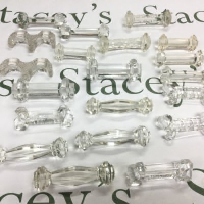 Fifteen glass knife rests. Shipping category D.