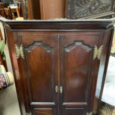 Early Georgian wall mounted oak corner cabinet. NO RESERVE