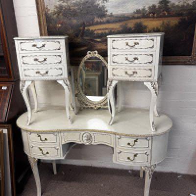 White painted bedside cabinets, dressing table and folding mirror. (D)
