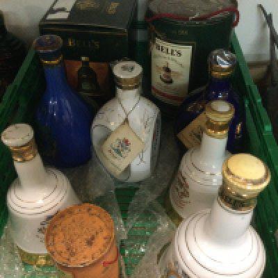 A box of Whiskey in decanters comprising mainly Bell's examples. Shipping category D. NO RESERVE 