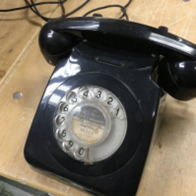 A vintage telephone . No reserve Postage category B