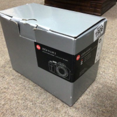 A Leica V-Lux 3 camera boxed, full working order