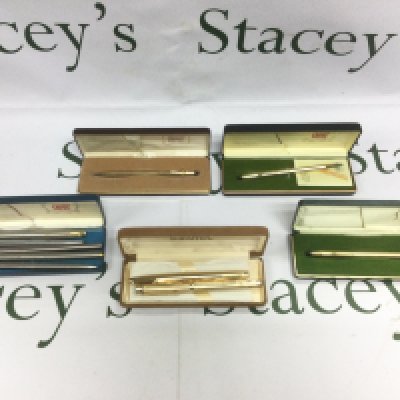 A collection of pens comprising two 14k gold nib Sheaffer fountain pens plus some Cross and Parker examples. Shipping category B.