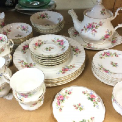 A royal Albert Moss Rose pattern tea set. 6 settings no obvious damage noted. Postage D