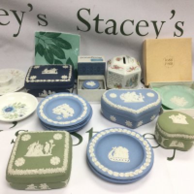 A collection of Wedgwood items comprising mainly Jasperware. Shipping category D.