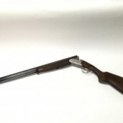 A 20 bore medallist sporter Italian made over under shotgun with fixed choke. 28inch barrel single trigger with ejector. Serial number 133106. PLEASE NOTE THAT A SHOTGUN LICENSE IS REQUIRED TO PURCHASE THIS. VIEWING AND COLLECTING IS BY APPOINTMENT ONLY.