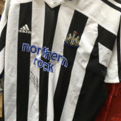 An Alan Shearer signed Newcastle United FC replica shirt. Shipping category B.