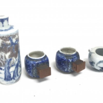 Chinese porcelain seal boxes, small snuff bottle. This lot cannot be posted