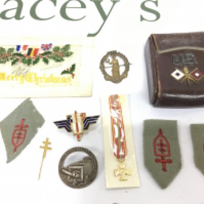 A small collection of WW1 and WW2 ephemera including a land army badge, French free forces lapel badges etc. Shipping category B.