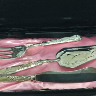A foreign cased silver cake serving set. Postage category B