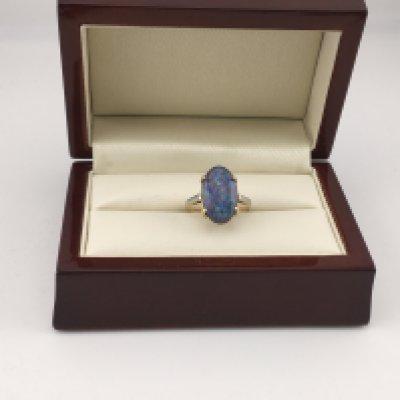 A 9ct gold Opal set ring. Approx weight 3.19 grams, Approx size I 1/2.