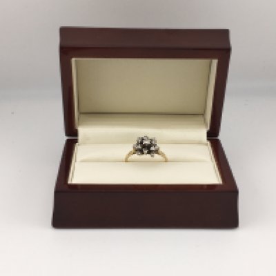 An 18ct diamond cluster ring. Approx weight 3.73 grams, Approx size Q 1/2.