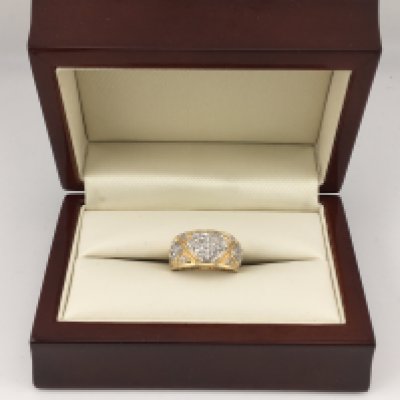 An 18ct gold diamond heart cluster band. Approx weight 5.77 grams, Approx size J.