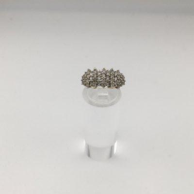 An 18ct diamond cluster ring Approx weight 3.22 grams , Approx size J.