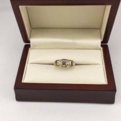 An 18ct diamond and sapphire set ring. Approx weight 2.87 grams, Approx size m.