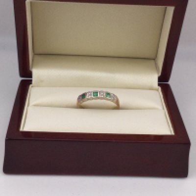 A yellow metal stone set ring, approx weight 3.1 grams. Approx size R.