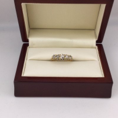 An 18ct gold five stone diamond set ring. Approx 2.98 grams, size P.