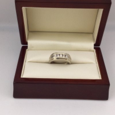 A 9ct white gold stone set ring approx 4.4 grams size N.