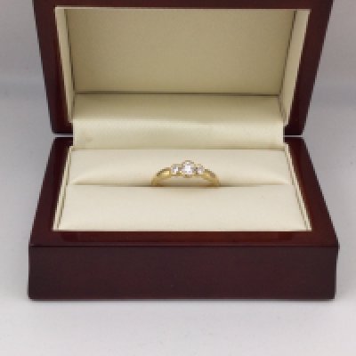 An 18ct three stone diamond set ring approx 3.15 grams, approx size N.