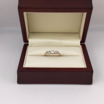 An 18ct gold five stone diamond ring. Approx weigh 1.9grams, approx size O.