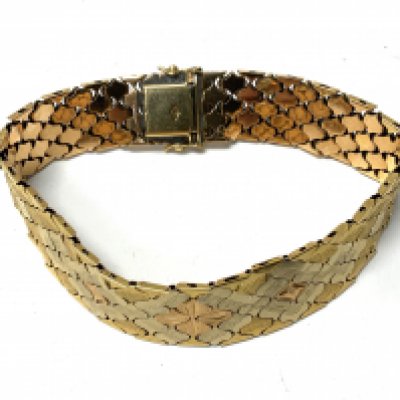 A heavy 18ct 3 colour gold bracelet with engraved decoration, Total weight 42.2g (A) 21cm.