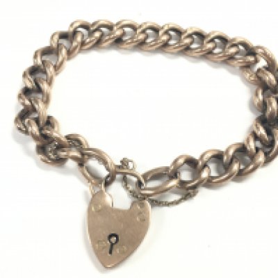 A 9 carat gold bracelet with a heart clasp, 15.2g total weight. postage category A