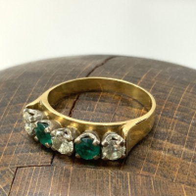 withdrawn - An 18ct yellow gold alternating diamond and green stone ring, Size N, 4.79g (A)